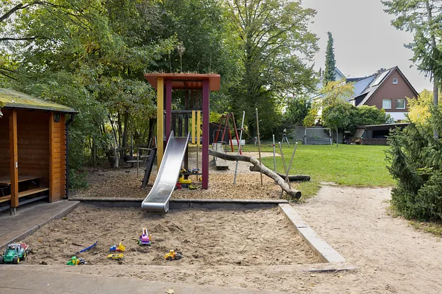 Garten der Kita Alt-Lichtenrade mit Spielgeräten und Wiese