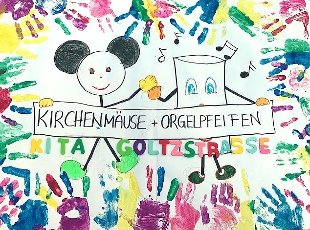 Zeichnung der Dorfkirche und der Kita Alt_lichtenrade, vor der Kinder spielen. In einem gelben Bogen stehen die Worte "Ev. Kindertagesstätte Alt-Lichtenrade"