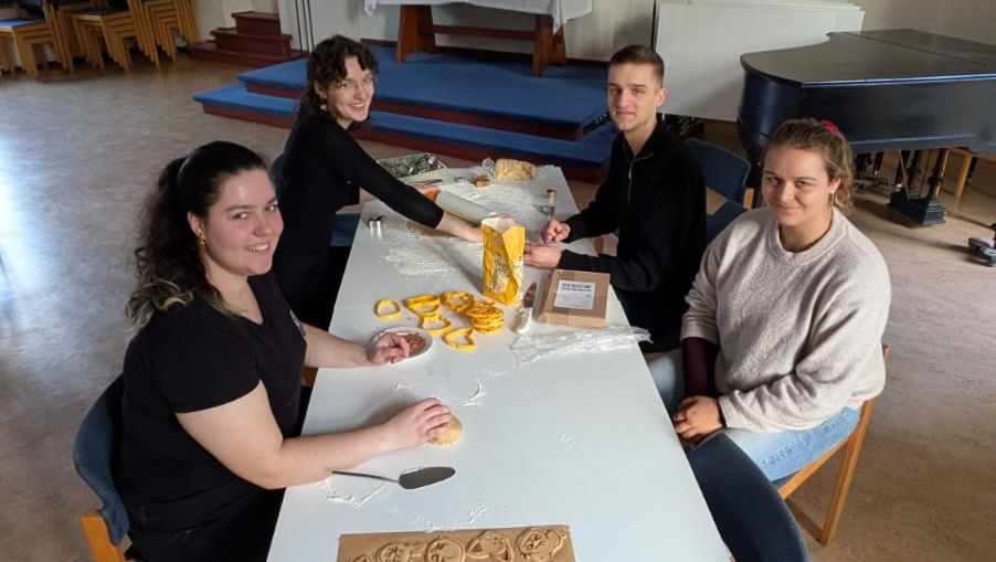 Jugendliche backen Plätzchen