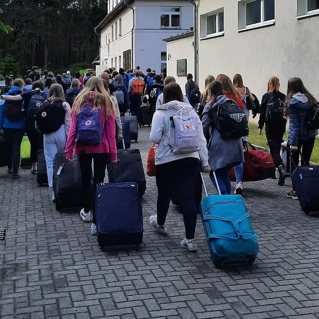 Jugendliche mit Koffern