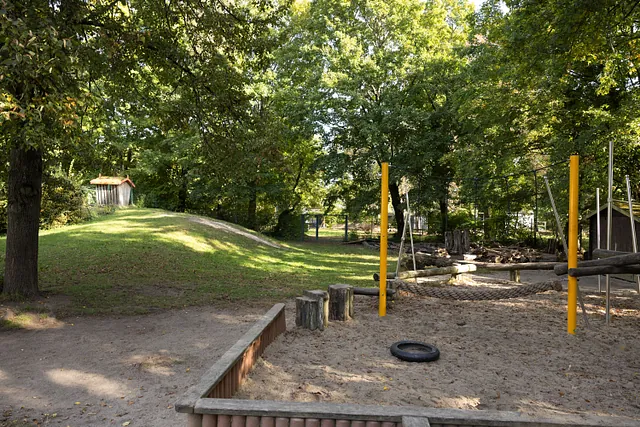 Garten der Kita Alt-Lichtenrade mit Spielgeräten und Wiese
