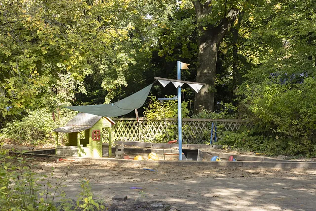 Garten der Kita Alt-Lichtenrade mit Spielgeräten und Wiese