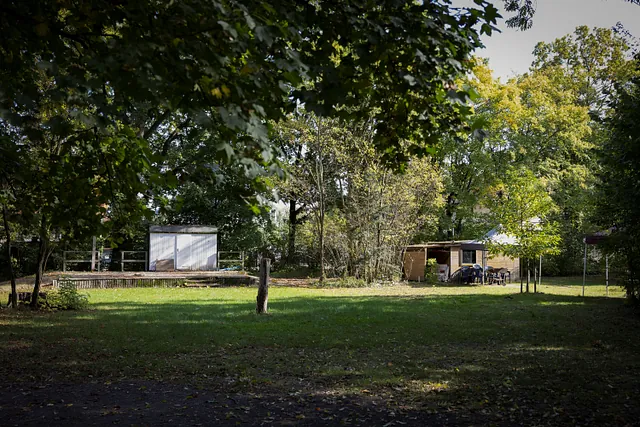 Garten der Kita Alt-Lichtenrade mit Spielgeräten und Wiese