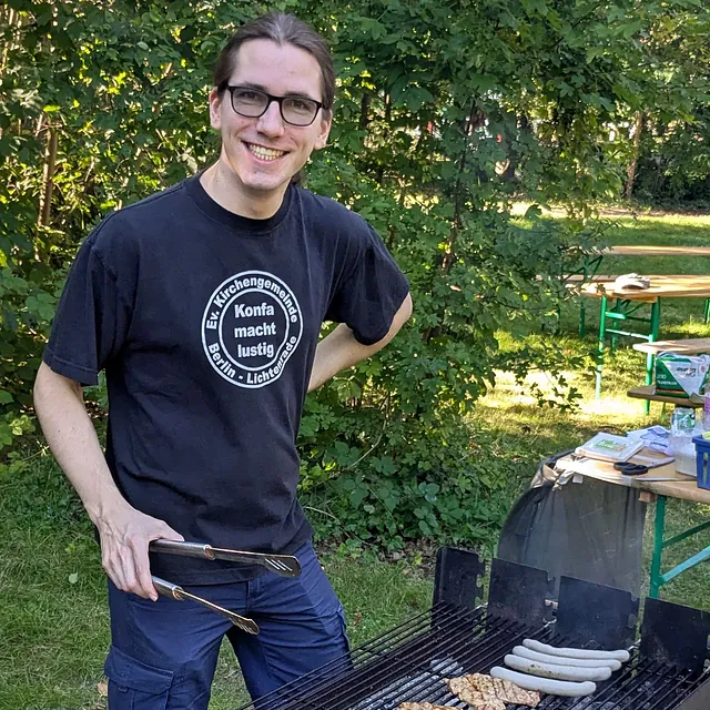 Mann beim Grillen