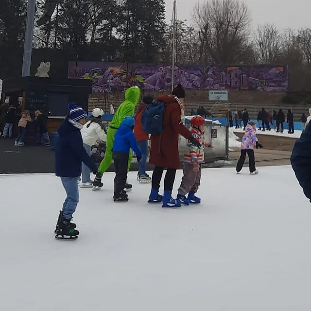 Schlittschuhläufer auf einer Eisbahn
