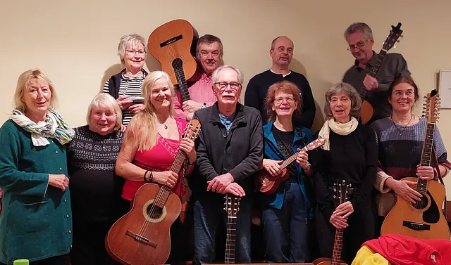 Menschen mit Gitarren