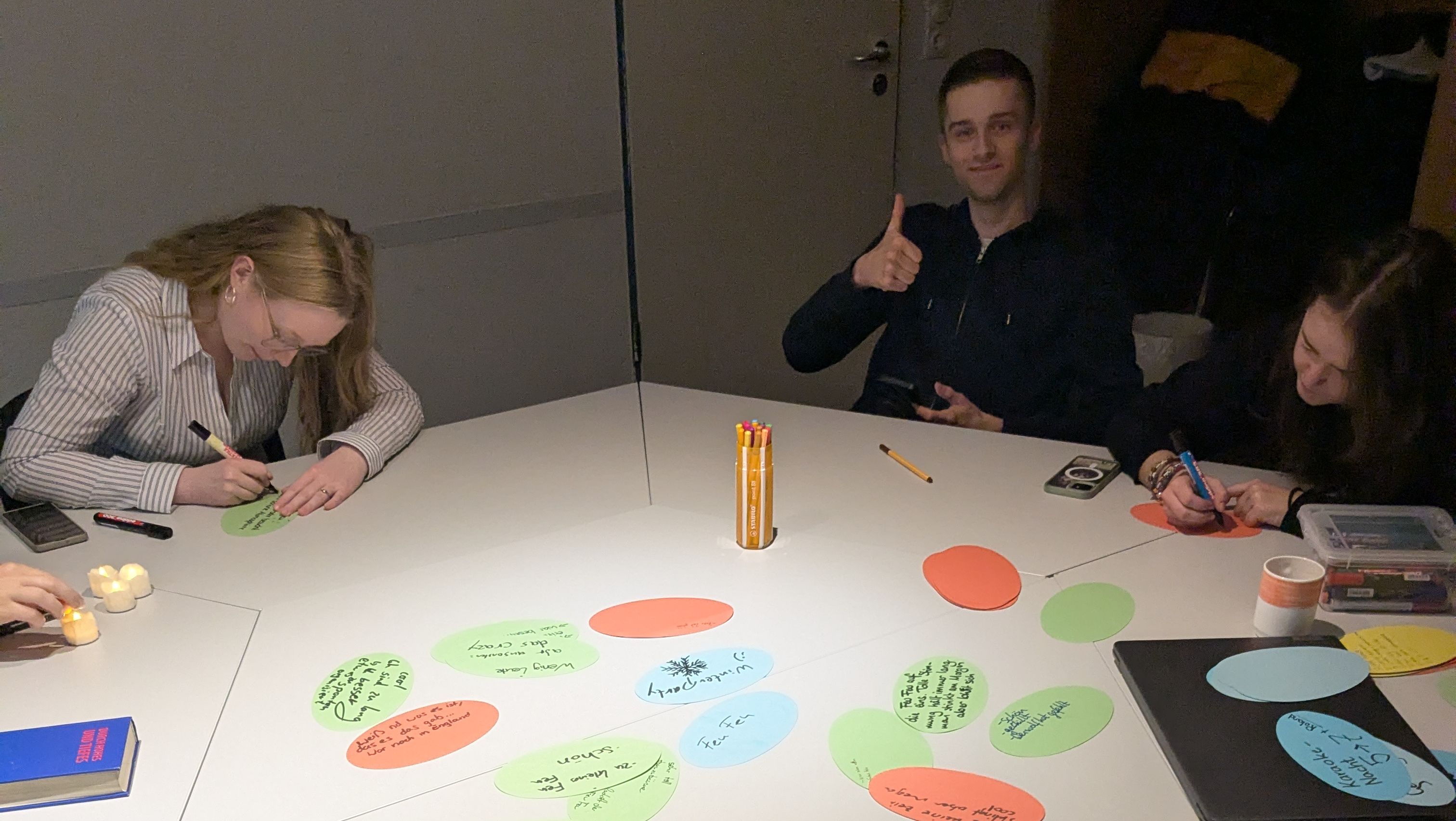 Jugendliche machen Notizen